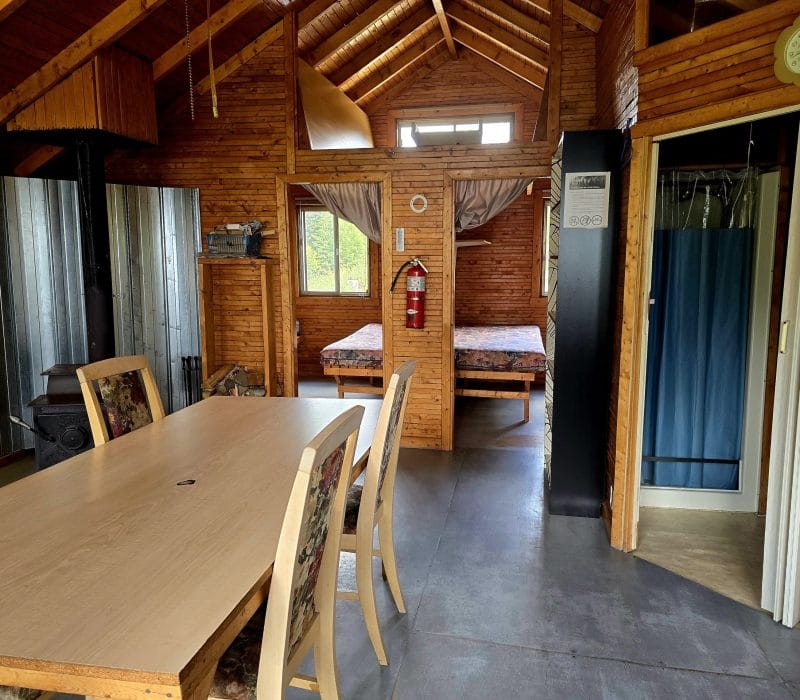 Vue chalet1 2 chambres, salle de bain, mezzanine, tables quatre personnes et poêle a bois (chauffage au bois)