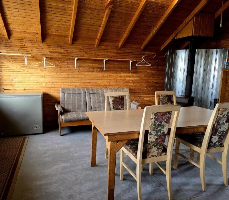 Vue gauche chalet1, poêle a bois, et divan