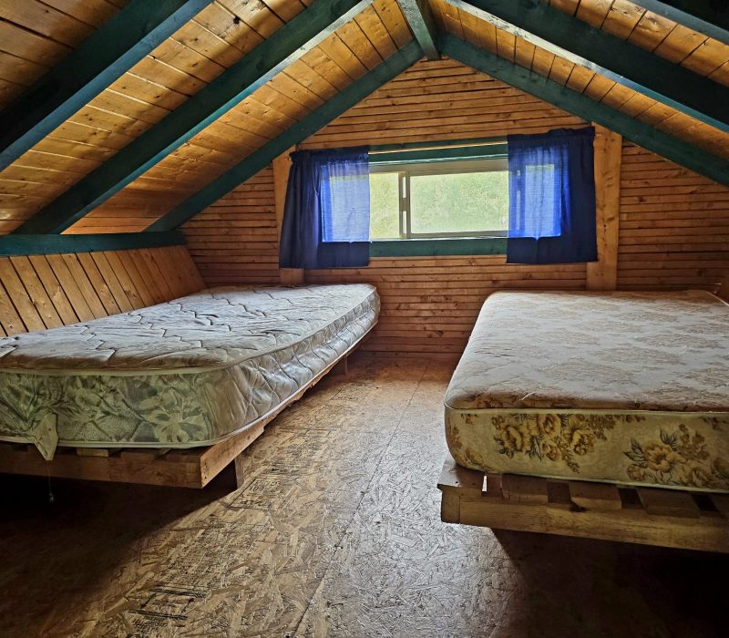 Chambre mezzanine avec deux lits simple atteint par une escalier (non une echelle)