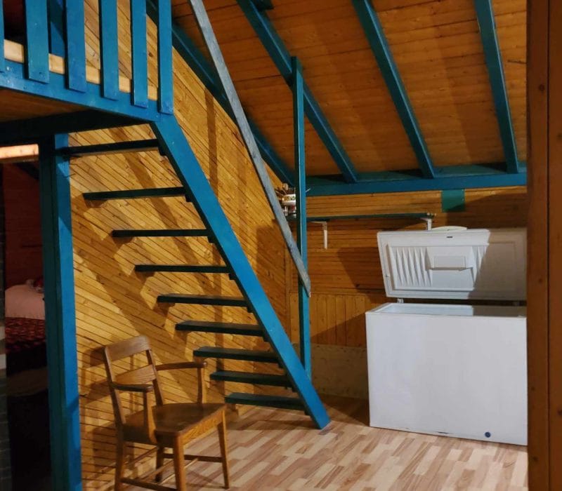 Escalier mezzanine et congélateur
