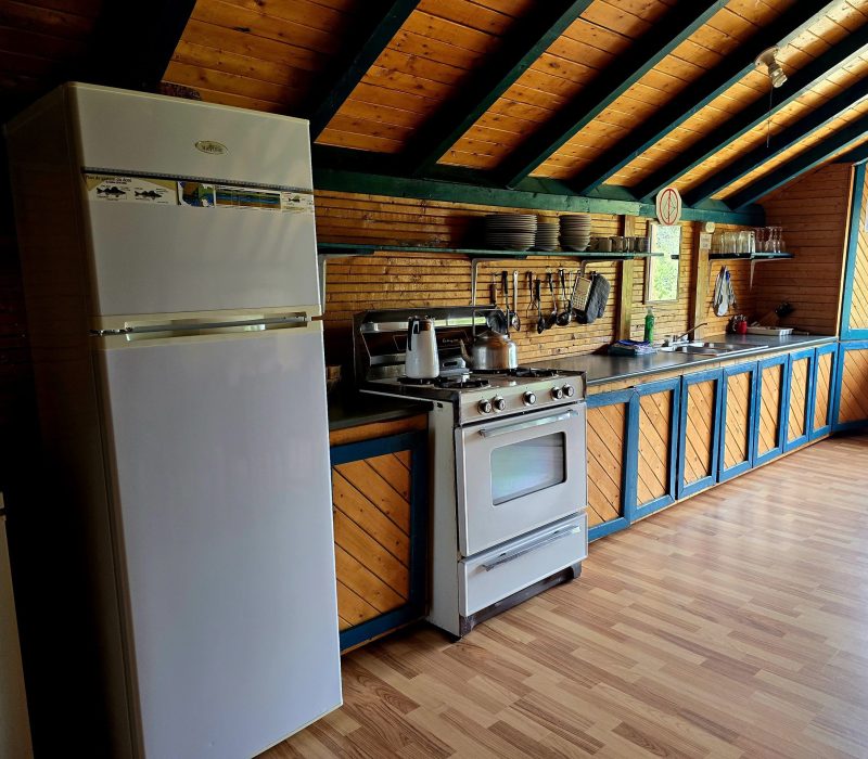 Cuisine avec électro ménager au propane et grand comptoir