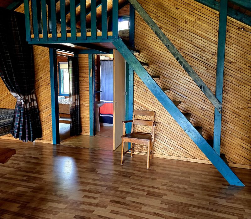 Vue des deux chambres de 2 et 3 lits simples